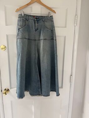 Style J Light Wash Denim Skirt with Raw hem